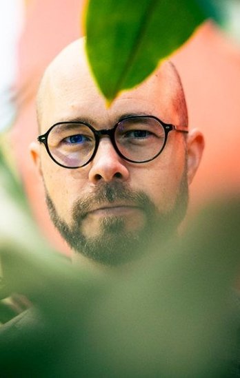 Portrait photo of Professor Toni Seppälä