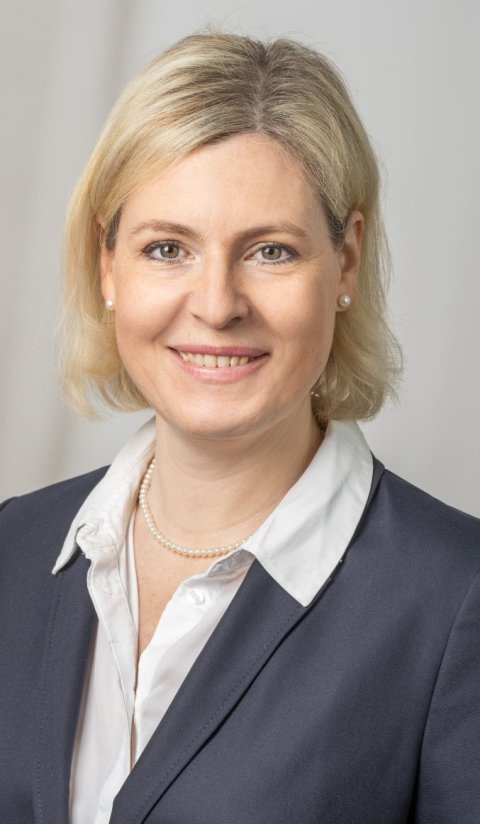 Portraitfoto von prof. Dr. julia Weinmann-menke