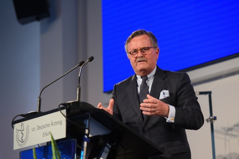 Frank Ulrich Montgomery, Präsident der Bundes­ärzte­kammer, auf der Eröffnungsveranstaltung des 121. Deutschen Ärztetages am 8. Mai 2018 im Steigerwaldstadion in Erfurt
