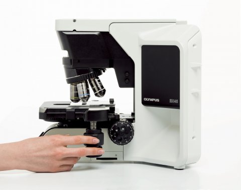 hand operating the olympus bx46 microscope